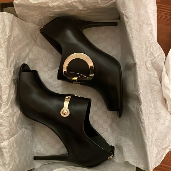 Gucci peeptoe ankle bootie with gold horsebit zip up - Picture 9 of 11
